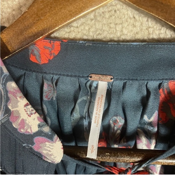 Free People So Fine Tunic Top Womens Small Navy Multi Floral Smocked Crepe Boho - Picture 4 of 8